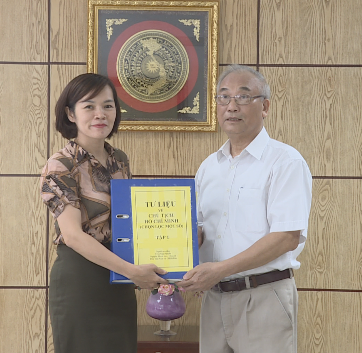 Người dành hơn nửa thế kỷ sưu tầm tư liệu, hình ảnh về Bác Hồ tại nước ngoài

